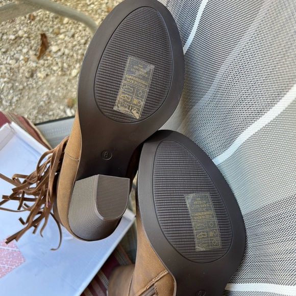 New Brown Fringe Boots - Picture 5 of 8